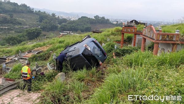 ▲▼      苗栗休旅車公墓翻車       。（圖／記者黃孟珍翻攝）