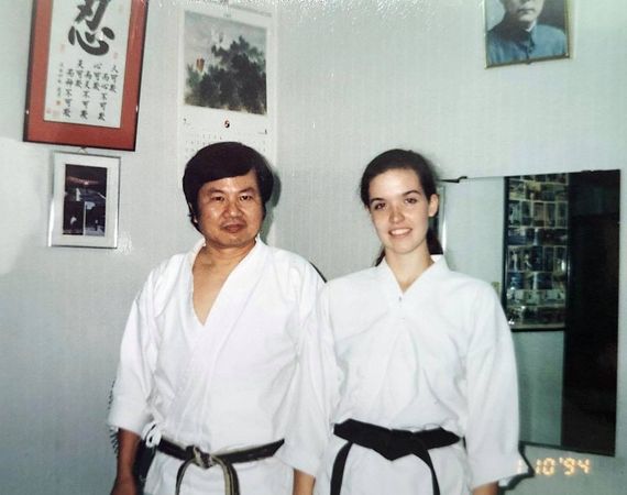 ▲▼孫曉雅20年前來於台灣學習跆拳道，與老師一起合照。（圖／翻攝AIT臉書）