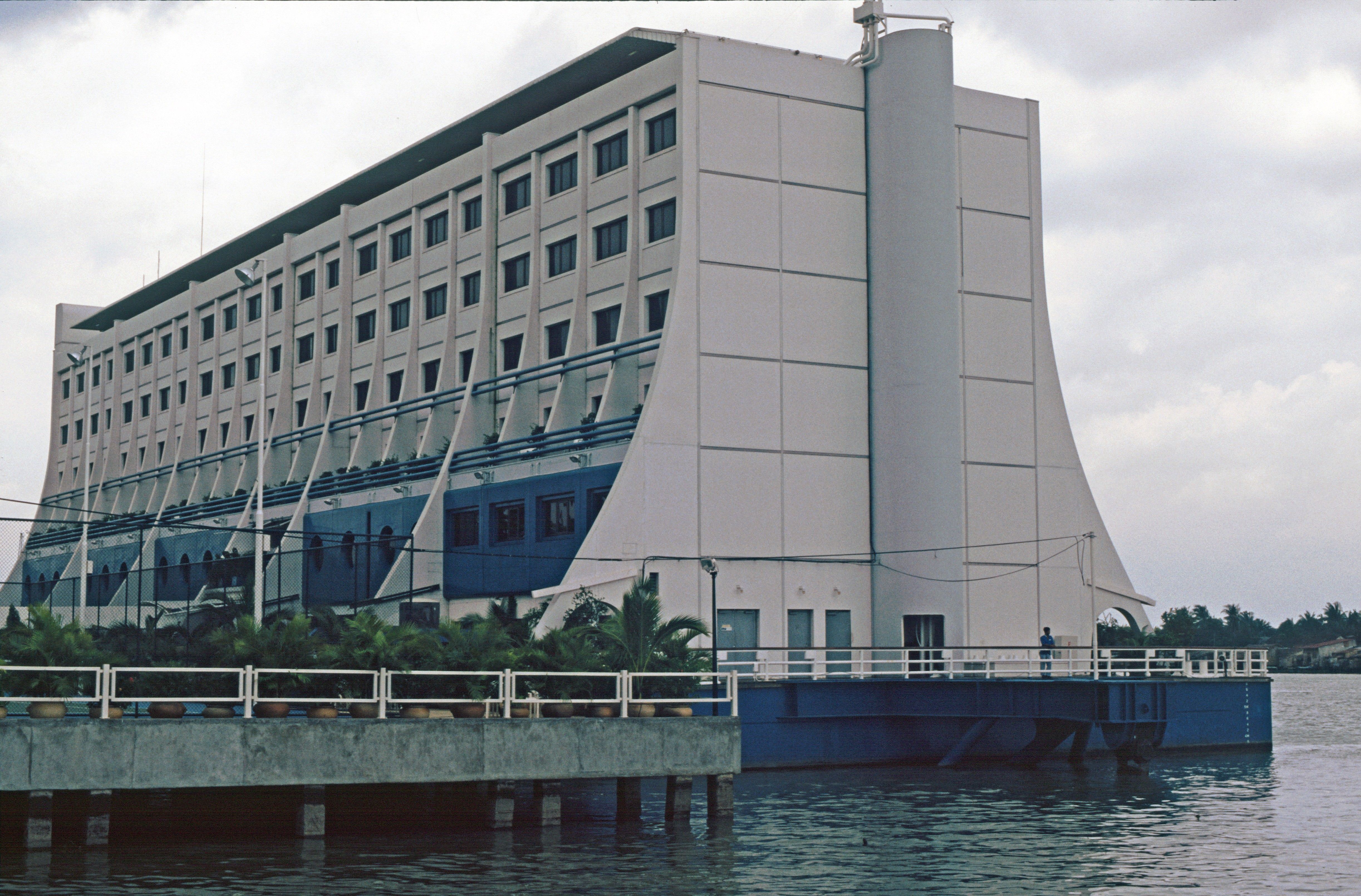 ▲▼海金剛飯店是一棟7層樓的漂浮飯店。（圖／翻攝自維基百科）