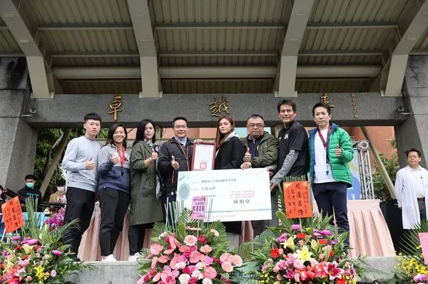 ▲「跆拳道女神」蘇柏亞回饋母校平鎮高中，捐贈10萬校務發展基金。（圖／張智安攝）