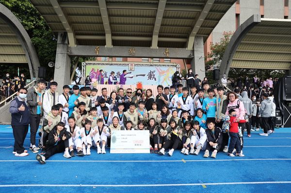 ▲「跆拳道女神」蘇柏亞回饋母校平鎮高中，捐贈10萬校務發展基金。（圖／張智安攝）