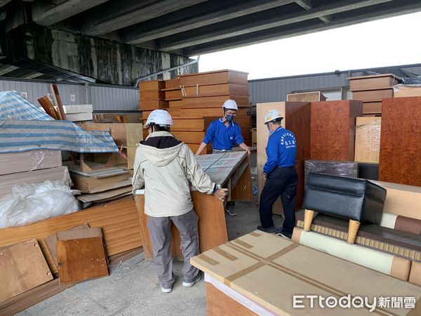 ▲台南市「做工行善團」協助弱勢家庭進行房屋修繕，改善居住品質，至今已造福159戶弱勢家庭完成安居的夢想，並整理二手家具贈送弱勢勞工家庭。（圖／記者林悅翻攝，下同）