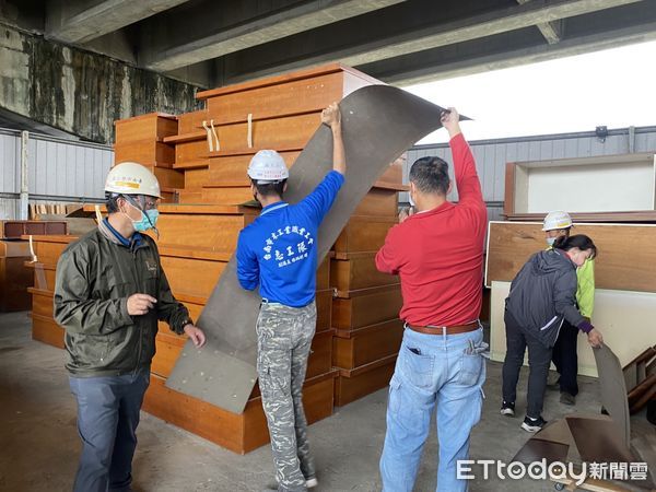 ▲台南市「做工行善團」協助弱勢家庭進行房屋修繕，改善居住品質，至今已造福159戶弱勢家庭完成安居的夢想，並整理二手家具贈送弱勢勞工家庭。（圖／記者林悅翻攝，下同）