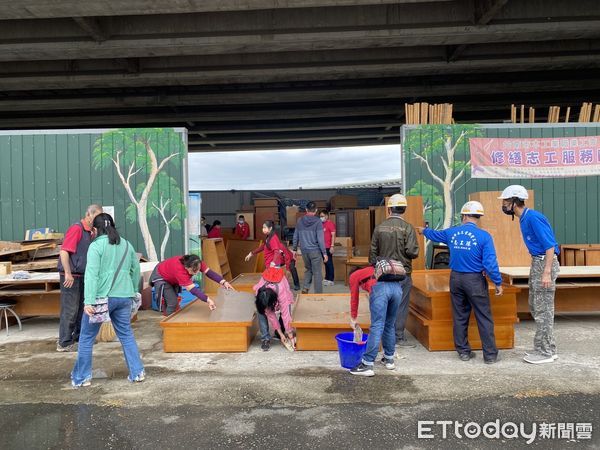 ▲台南市「做工行善團」協助弱勢家庭進行房屋修繕，改善居住品質，至今已造福159戶弱勢家庭完成安居的夢想，並整理二手家具贈送弱勢勞工家庭。（圖／記者林悅翻攝，下同）