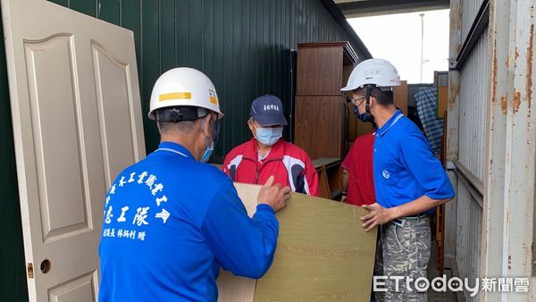 ▲台南市「做工行善團」協助弱勢家庭進行房屋修繕，改善居住品質，至今已造福159戶弱勢家庭完成安居的夢想，並整理二手家具贈送弱勢勞工家庭。（圖／記者林悅翻攝，下同）