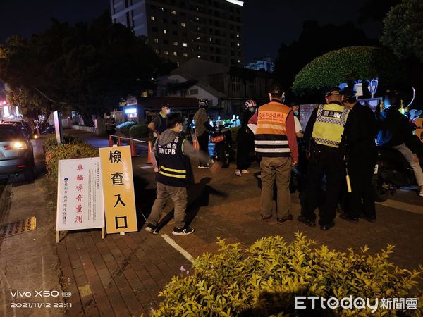 ▲台南市交通警察大隊，結合監理站及環保局鐵腕取締改裝車，12日晚上於立人國小周邊道路執行監、警、環聯合機車強力執法取締專案。（圖／記者林悅翻攝，下同）