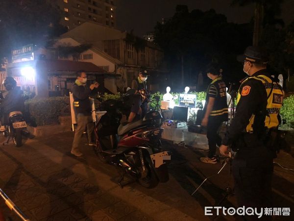 ▲台南市交通警察大隊，結合監理站及環保局鐵腕取締改裝車，12日晚上於立人國小周邊道路執行監、警、環聯合機車強力執法取締專案。（圖／記者林悅翻攝，下同）