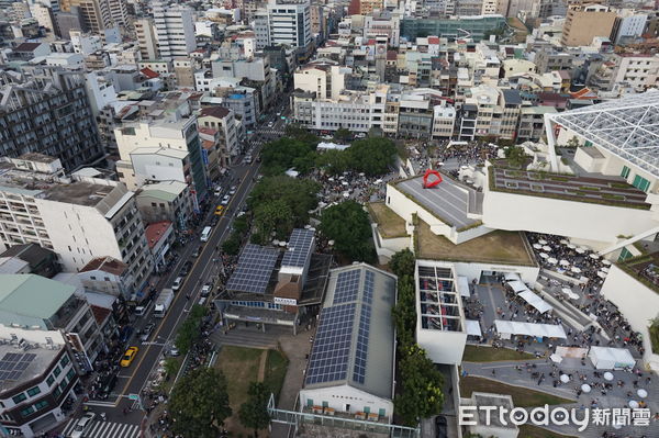 ▲台南市交通局首次動用空拍機，以鳥瞰方式綜覽全場域人潮車流，再透過大台南智慧交通中心監控人員啟動區域協控機制，即時疏解車流，減少道路壅塞情況。（圖／記者林悅翻攝，下同）