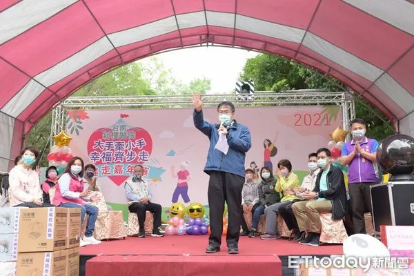 ▲台南新樓醫院社區健康中心、衛國社區發展協會共同舉辦「大手牽小手，幸福齊步走」健走嘉年華活動，台南市長黃偉哲到場勉勵，場面熱鬧。（圖／記者林悅翻攝，下同）