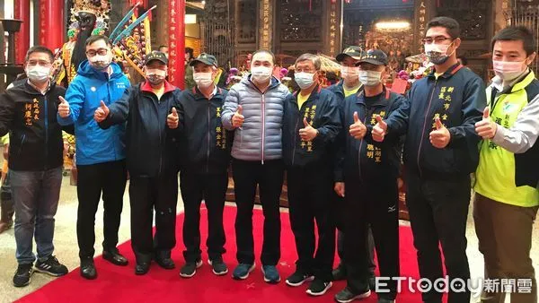 ▲金山聖德宮「半嶺訪源」熱鬧起駕 侯友宜參拜祈求國泰民安。（圖／新北市民政局提供）