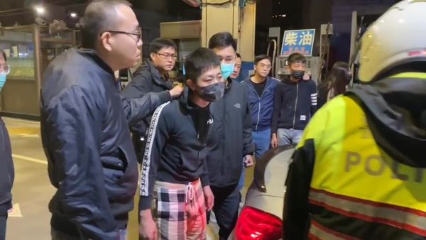 ▲▼警方在分局旁的加油站攔下涉案賓士車，並在車上找到長刀、球棒及瓦斯槍。（圖／記者游宗樺翻攝）