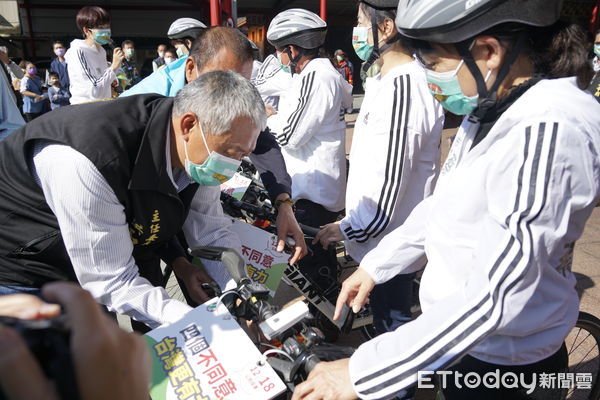 ▲立委陳亭妃每週末的「騎」動公投宣傳鐵馬隊14日展開，首站就選在台南下營區上帝廟集合，增加大家對公投的關注度與熱情，公投四個不同意，讓下一代更有競爭力。（圖／記者林悅翻攝，下同）