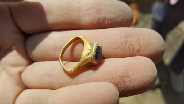 ▲▼以色列古老酒廠出土一枚紫水晶戒指，考古人員認為可能是用來「防宿醉」的。（圖／翻攝自Facebook／以色列文物管理局Israel Antiquities Authority）