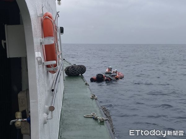 ▲▼海巡搜救人員放小艇打撈，費時近1小時將屍體打撈上艇。（圖／第六海巡隊提供，下同）