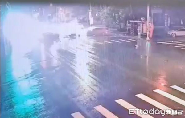 ▲陳男雨夜駕車逆向撞上同為馬3自小客車。（圖／大溪警分局提供）