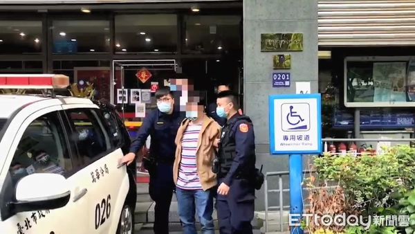 ▲在好樂迪內因進出電梯糾紛持刀刺傷對方腹部的理姓男子、逃亡桃園遭警方連夜逮捕移送。（圖／記者張君豪翻攝）