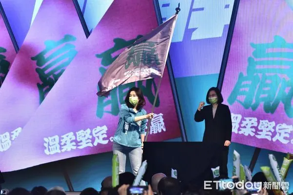 ▲▼民進黨全代會,蔡英文授旗與中二選區立委補選被提名人林靜儀  。（圖／記者李毓康攝）