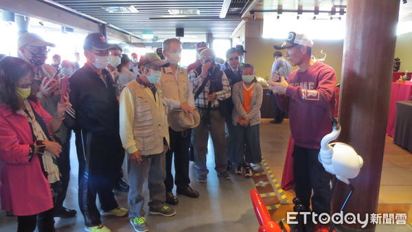 ▲以廢料鐵器製作展品的「鐵雕黑琵」創作展，14日在台南七股特生中心黑面琵鷺展示館，正式剪綵開展。（圖／記者林悅翻攝，下同）