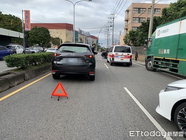 ▲這起車禍也造成原本交流道易塞路段塞車。（圖／中壢警分局提供）