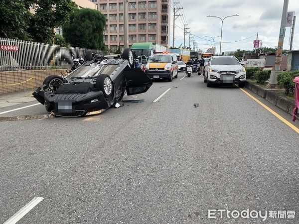 ▲翻成四輪朝天的黑車駕駛只受到擦、挫傷。（圖／中壢警分局提供）