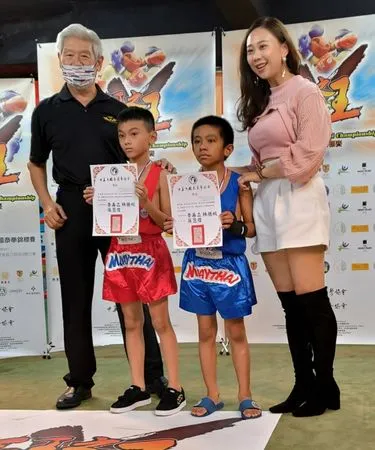 ▲年僅8歲的方翔恩(左二)贏得青少年38公斤級冠軍，獲頒賽會最佳新人獎。（圖／官方提供）