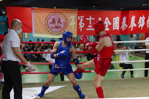 ▲林勁成(藍)5-0打敗林敬智(紅)獲得男子75公斤級冠軍。（圖／官方提供）