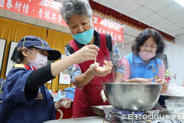 ▲五股貿商里長展千件眷村文物 手作山東麵疙瘩重溫好味道。（圖／新北市民政局提供）