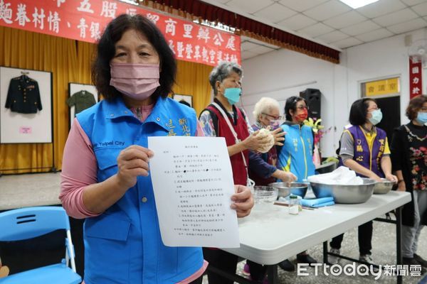 ▲五股貿商里長展千件眷村文物 手作山東麵疙瘩重溫好味道。（圖／新北市民政局提供）