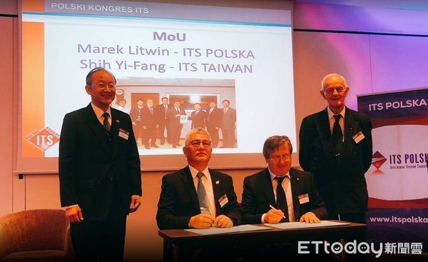 ▲搶進波蘭商機，台灣與波蘭智慧運輸協會簽訂MOU。（圖／民眾提供）