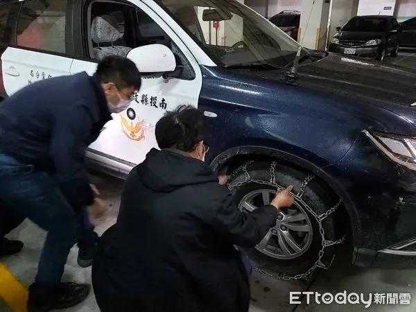 ▲仁愛警分局在雪季來臨時研習裝卸雪鏈技巧。（圖／記者高堂堯翻攝）