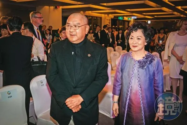 尹衍樑（左）身價逾千億元，育有一對子女，他經常與妻子王綺帆（右）出席重要活動。
