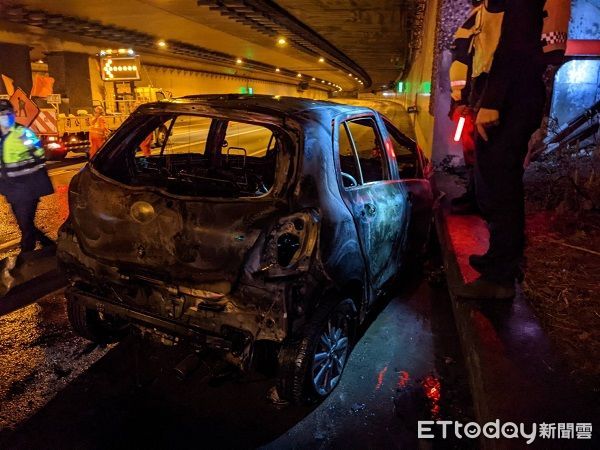 ▲▼自撞的護欄起火的轎車被燒成廢鐵。（圖／國道公路警察局提供）