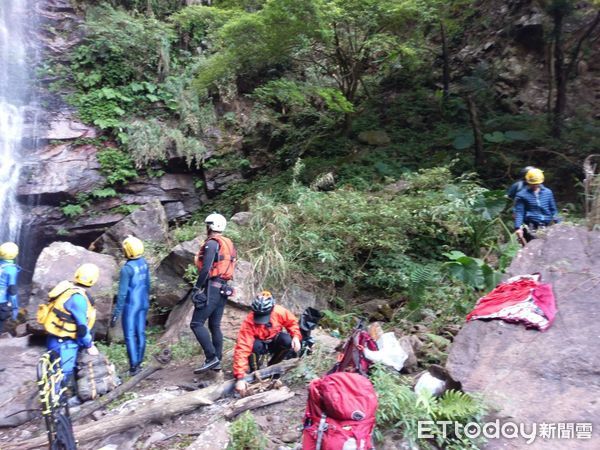 ▲▼台中市和平區七重天瀑布，有15人溯溪團受困。（圖／記者李忠憲翻攝，下同）