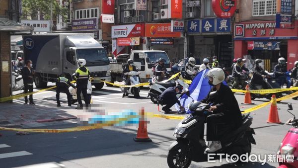 ▲▼北市延平北路砂石車輾斃騎士。（圖／記者黃彥傑攝）