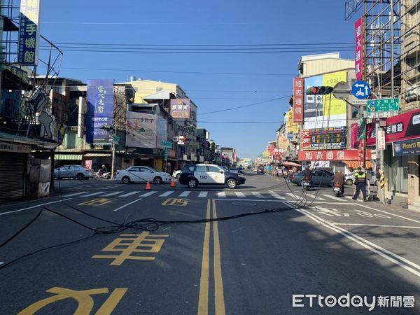 ▲李姓男子駕駛貨車未將吊臂妥適收下，經過肇事路口時，將電纜線路勾落，且未停車處置即駛離現場，被三分局警方查獲依法告發。（圖／記者林悅翻攝，下同）