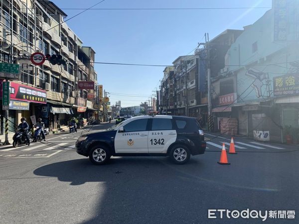 ▲李姓男子駕駛貨車未將吊臂妥適收下，經過肇事路口時，將電纜線路勾落，且未停車處置即駛離現場，被三分局警方查獲依法告發。（圖／記者林悅翻攝，下同）