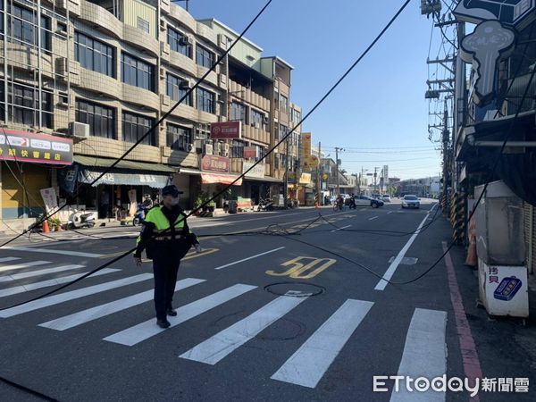 ▲李姓男子駕駛貨車未將吊臂妥適收下，經過肇事路口時，將電纜線路勾落，且未停車處置即駛離現場，被三分局警方查獲依法告發。（圖／記者林悅翻攝，下同）