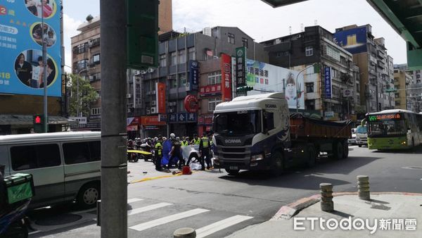 ▲▼北市砂石車撞機車！　祖孫2人當場遭輾斃。（圖／記者黃彥傑攝）