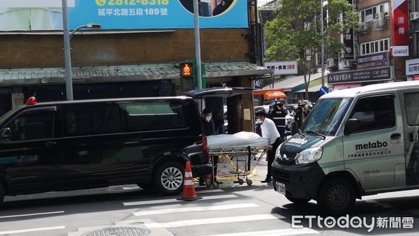 ▲▼北市砂石車撞機車！　祖孫2人當場遭輾斃。（圖／記者黃彥傑攝）