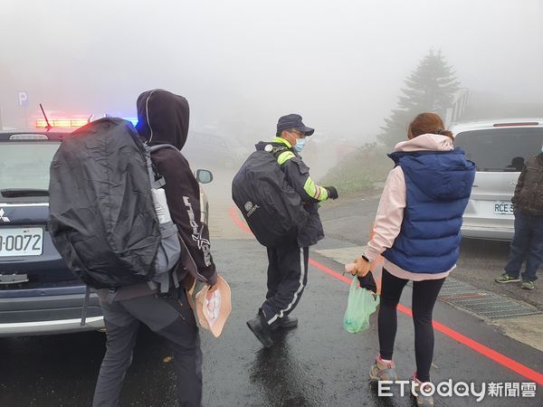 ▲▼合歡所員警請2人坐上巡邏車，到松雪樓附近先喝咖啡驅寒，並安排2人搭乘巴士到住宿地點。（圖／新城警分局提供，下同）