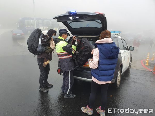 ▲▼合歡所員警請2人坐上巡邏車，到松雪樓附近先喝咖啡驅寒，並安排2人搭乘巴士到住宿地點。（圖／新城警分局提供，下同）