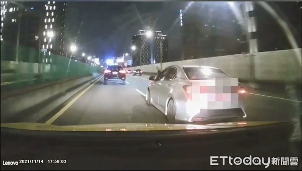 ▲徐姓男子逼車比中指、下車輛開山刀手段層出不窮、遭警方依恐嚇、妨害名譽、毀損等罪嫌函送法辦。（圖／記者張君豪翻攝）