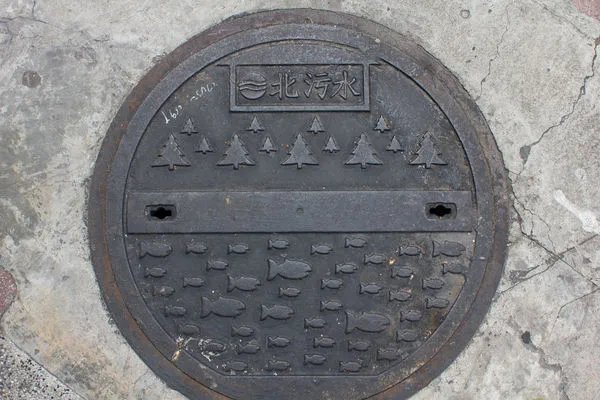 ▲▼人孔蓋。（圖／取自免費圖庫WUNDERSTOCK）