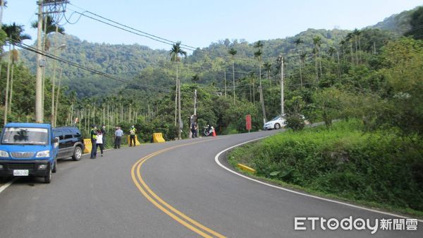 ▲台南市東山區仙公廟附近一處大轉彎路口，14日下午經路人發現劉姓男子陳屍約2公尺深的山坡，經檢警相驗查明死者係發生意外事故死亡。（圖／記者林悅翻攝，下同）