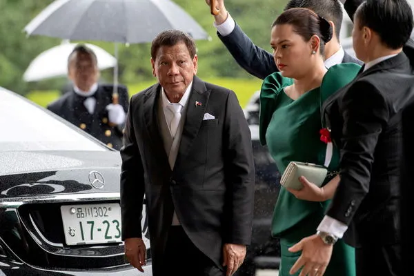 ▲▼菲律賓總統杜特蒂（左）與其長女薩拉（右）。（圖／路透）
