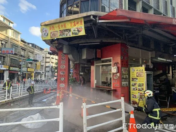 ▲▼板橋宮口街38號施工不慎挖破瓦斯管線。（圖／記者陳以昇翻攝）