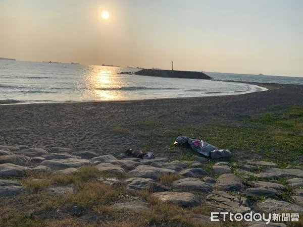▲高雄旗津貝殼館旁沙灘發現一具浮屍             。（圖／記者吳奕靖翻攝）