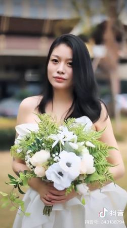 ▲汪峰前妻突披白紗：來參加我婚禮　認「與女兒失聯」孤獨近況曝光！。（圖／翻攝自抖音／葛薈婕）