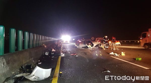 ▲2車深夜於國道3號高速追撞，零件甚至噴飛到對向車道。（圖／記者高堂堯翻攝）