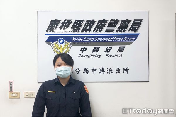 ▲中興警分局員警林卉筑提醒年長民眾健保局不會直接打電話辦理業務。（圖／記者高堂堯翻攝）